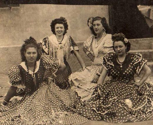 Foto de Rosario Muñoz, la segunda por la izquierda es su madre, Rosario Fernandez Berdones