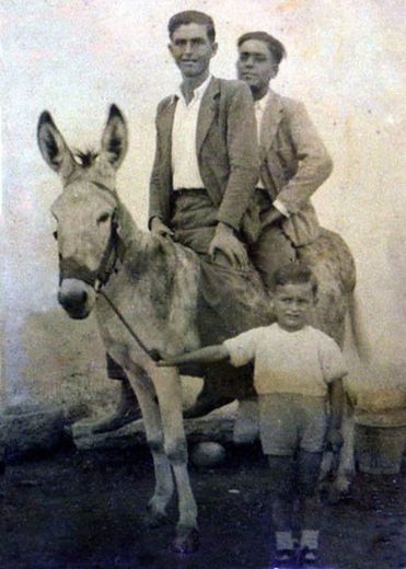 Esta foto es de Rosario Muñoz, en primer plano su padre, Federico Muñoz Díaz, el niño es su hermano menor.