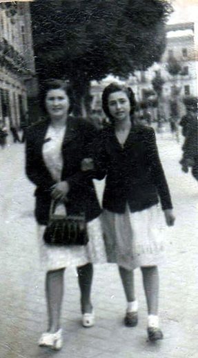 Foto de Rosario Muñoz, las integrantes son Rosario y Aurora Díaz, la foto está tomada en la Plaza Bib Rambla.