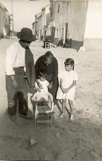 C/Barrio Bajo, foto del año 1952. Los de la foto son Mª Luisa y Paco Garcia Grados, con sus abuelos (mis bisabuelos)