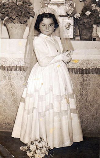 1955 - Foto enviada por Maria Diaz, la niña de la comunión es su tia Mari (familia Diaz Arroyo)