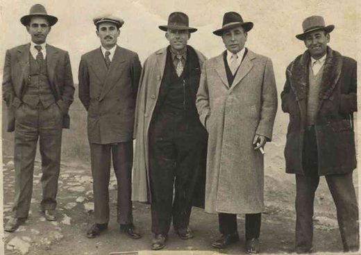1955. Esta foto la manda Guadalupe Rosales. Por orden de aparición de izquierda a derecha son: Pepico el de Joaquina, Pepito el Granaino, Tolico de Alomartes, Paquito el Carnicero, Antoñico Arenas. La foto es en una calle de Transmulas.