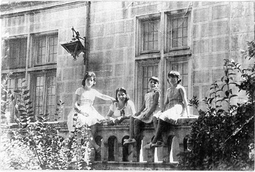 El Palacio en el año 1957. Las de la foto son de izquierda a derecha Encarnita, Pilar, Paquita y Práxedes Bailón Lizana