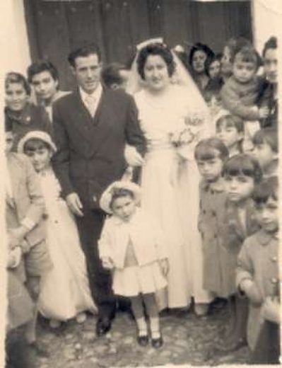Esta foto la manda Encarnación Fernadez, es la boda de su tía, "la niña del molino", en el molino de Trasmulas, la foto es del año 1958