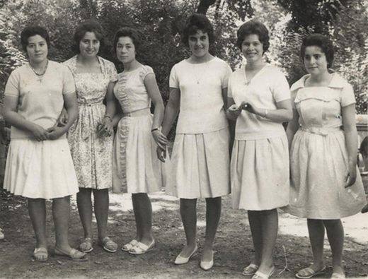 Los jardines del palacio, esta foto la manda Federico, hijo de Guadalupe. De izquierda a derecha son las siguientes personas: Ana Maria Ruiz, Conchita (la jardinera), Guadalupe, Puri (la hija del maestro), Maritrini (hija de un Guardia Civil) y Dolores (de Esperanza)