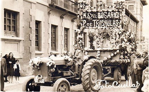 Pepe el de la luz en tractor por la gran via de Granada. Foto de María Diaz Gonzalez, perteneciente a la familia Arroyo