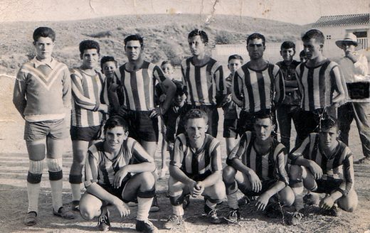 1960. Esta foto la manda Miguel "el de estrella", de izquierda a derecha son: Pescaero, Chicho Avilés, José el del Chico, Antonio la Zubia, Natalillo de las Eras, El Bicho, José de Conchita, Miguel el de Estrella, Merinillo y Luquillas. Gracias por la foto.