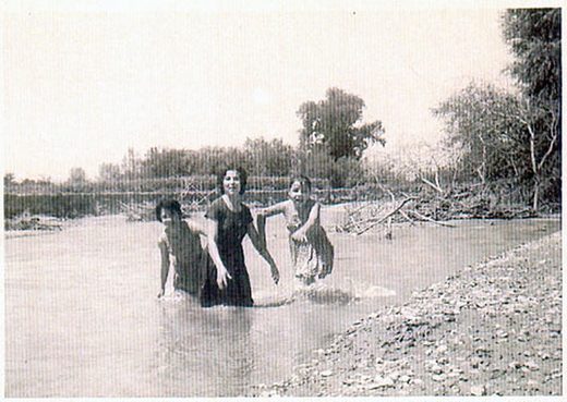 1960, rio Genil a su paso por Trasmulas. Las de la foto son de izquierda a derecha Práxedes, Encarnita y Paquita