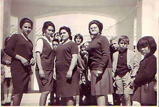 1962. Las de la foto son de izquierda a derecha María Fernández, Dorotea Rodríguez, Paqui el Chache y Mari del Molino. La foto la manda Rosa Martín.