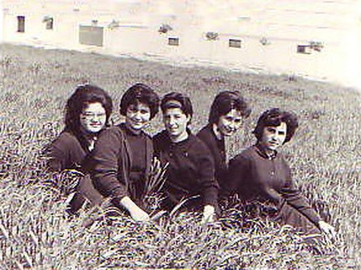 1964. La foto la envía Maria Martín, las de la foto son de izquierda a derecha Mari del Molino, María del Municipal, Angustias Guevara, Dorotea Rodríguez y María Fernández.