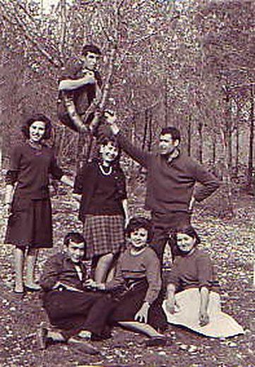 Año 1965. Los de la foto son de izquierda a derecha María Fernández, José Rodríguez, Dorotea Rodríguez, María y Josefina Pedregosa, los dos chicos del árbol no son del pueblo. La foto la manda Rosa Martín.
