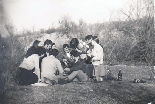 Foto y Texto de Maria Diaz: " Merendica " en el retamar de Trasmulas , 1968 , mi madre es la primera por la izquierda , Pepa , los demás son la mayoria familia y amigos de Lachar y Trasmulas