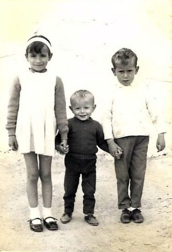 Foto enviada por Mª Victoria, la hija del Sanchez. Años 60. Los de la foto son los hijos de Jose Sanchez, Maria Victoria, Francisco y Bernardo.