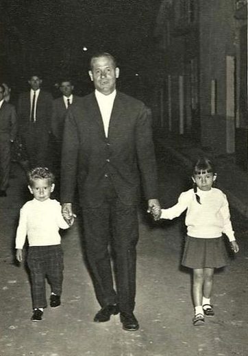 Foto enviada por Mª victoria, la hija del Sanchez. En las fiestas con mi padre mi hermano Bernardo y Maria Victoria