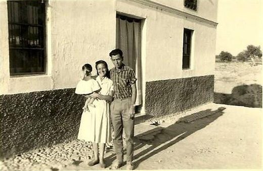 Año 61. Su madre Brigida, su hermano antonio el frances y yo, Maria Victoria, con 1 año de edad