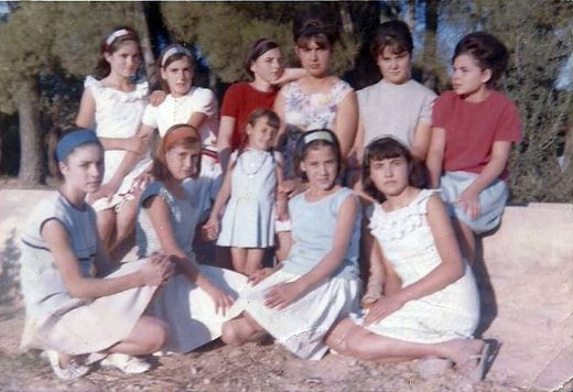Verano del 65 en la acequia del jardín (foto enviada por Mª Victoria). De izquierda a derecha y de abajo a arriba, Paqui la de la tienda, Mari angustias la del bar, la Maria Victoria, la Antonia la de la Cruz la modista,