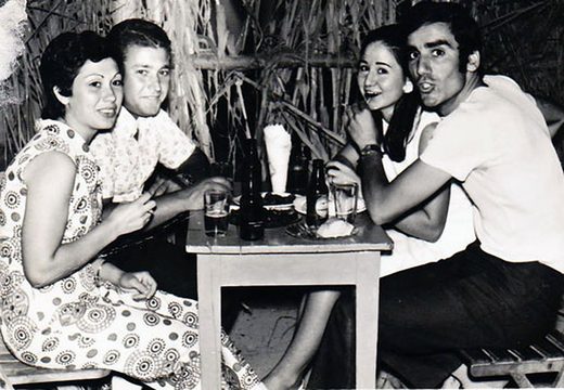 Foto de Maria Diaz Gonzalez, de la familia Diaz Arroyo. Juanito del molino , su novia Pepa , Pepe del municipal y su novia Maria Perez , en fiestas de 1970
