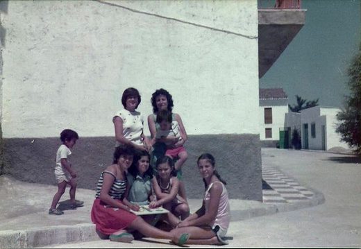 Foto propiedad de Mª Victoria. De izquierda a derecha el Nono, su tia Mamen la Maria Victoria y el Kiko su tia Mari Paqui, la Toñi y la hija del Pepito el del bar.