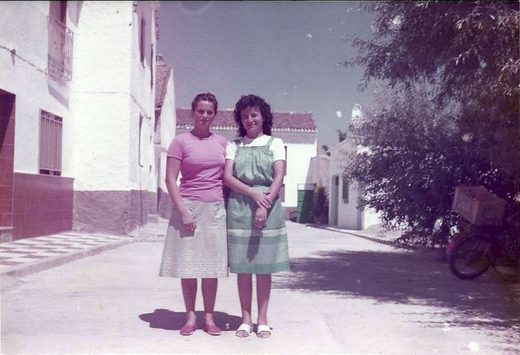 Foto propiedad de Mª Victoria, la hija del Sanchez. Sus primas Mari Paqui y Maria Victoria.