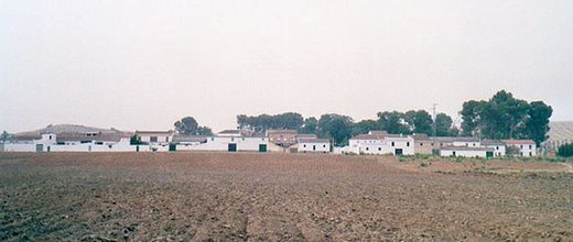 Vista de Trasmulas desde el rio, con las choperas taladas.